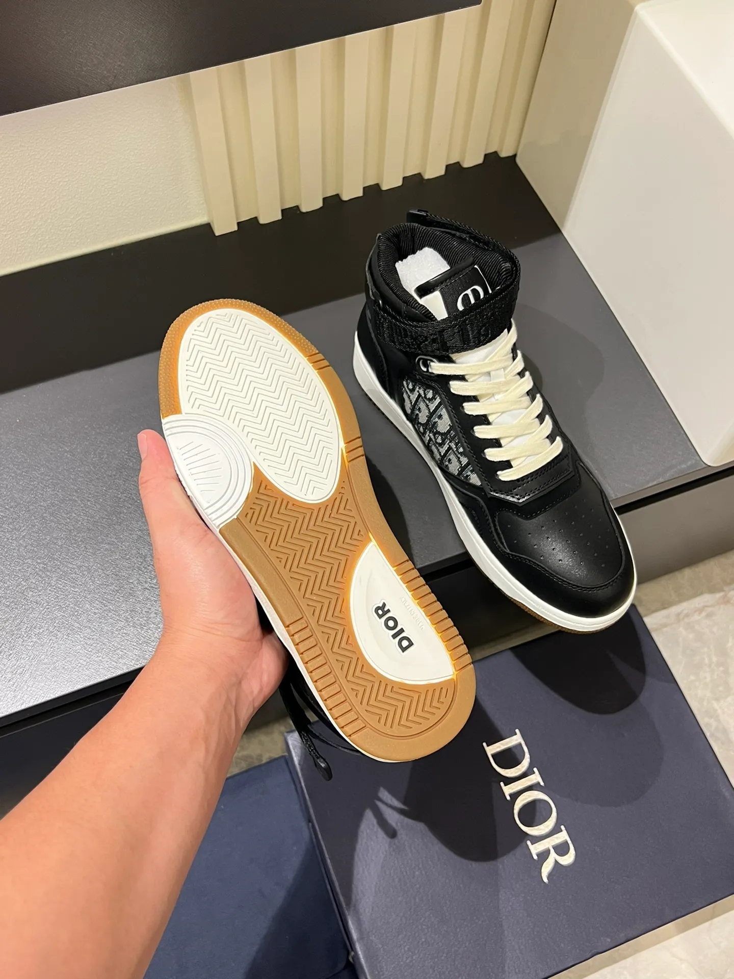 Men's shoes 💰p460 "Dio*" mid-top B27 casual sneakers. This B27 high-top sneaker is a new product in the series and continues Di*r's classic style. Crafted from gray and white smooth calf leather with beige and black Oblique print panels on the sides. The "CD Icon" shaped shoelace eyelets are clever and delicate, and the two-color rubber sole, rear collar and heel are all equipped with the brand's iconic details to enhance the style. Oblique printed straps at the ankle allow for an adjustable fit to complement the overall design. Fashionable and versatile, it can complement any look. Create an exquisite design with unique dynamic vitality and modern atmosphere, presented in low-top and high-top styles. This new must-have shoe adds a new dimension to Dior's archive heritage, embodying modern elegance. Purchase the original version and make it 1:1. If you need top quality, please come to me! Male 38-44!